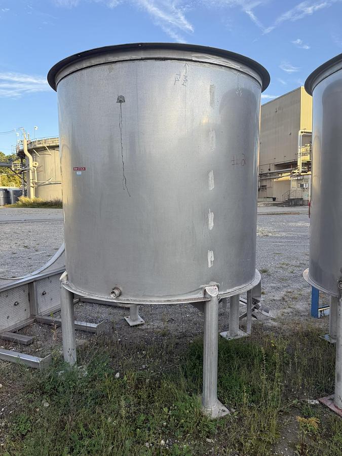 Used 304 STAINLESS STEEL TANK 6' DIAMETER X 6' TALL PLUS LEGS (9')