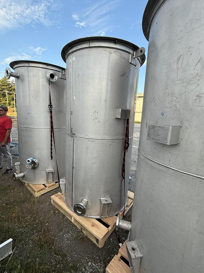 Used 740 GALLON 304 STAINLESS STEEL TANK 4' DIAMETER X 8' TALL