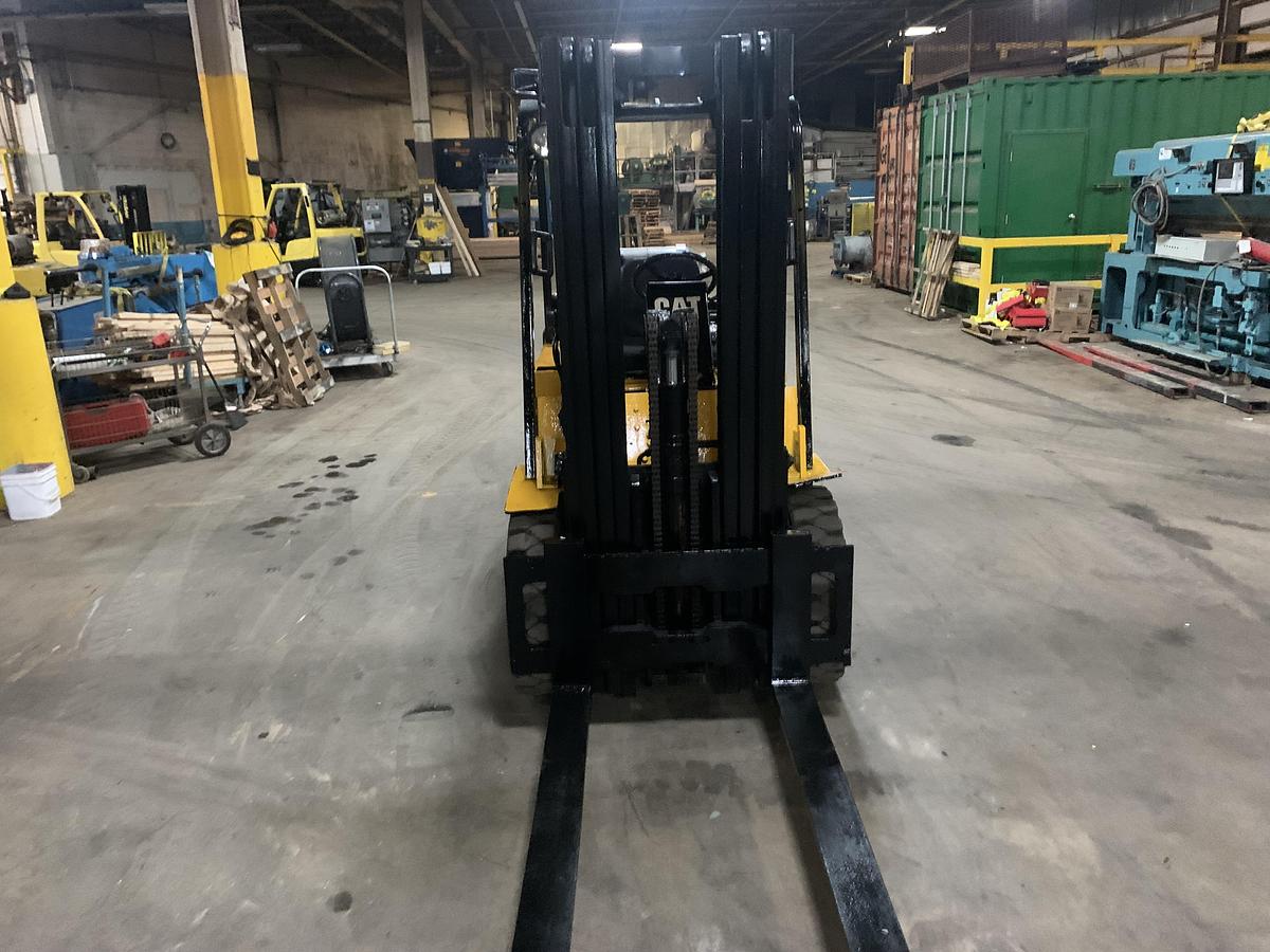 Used 5,000 LB. CATERPILLAR MDL V50E 3-STAGE MAST LH92"/RH173" 4-WAY HYDRAULIC VALVE CLASS IV