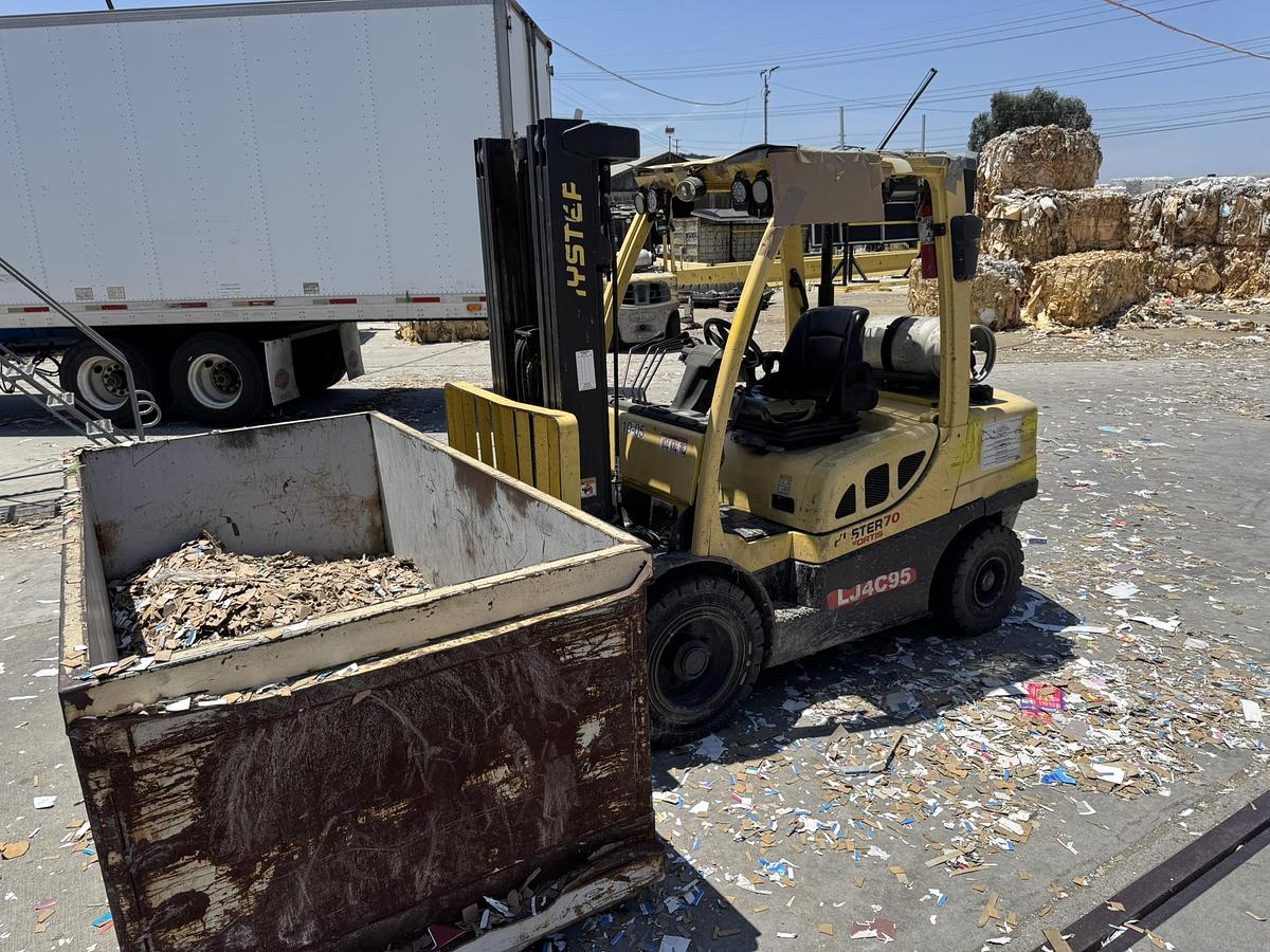 7,000 POUND HYSTER MODEL S70FT FORKLIFT