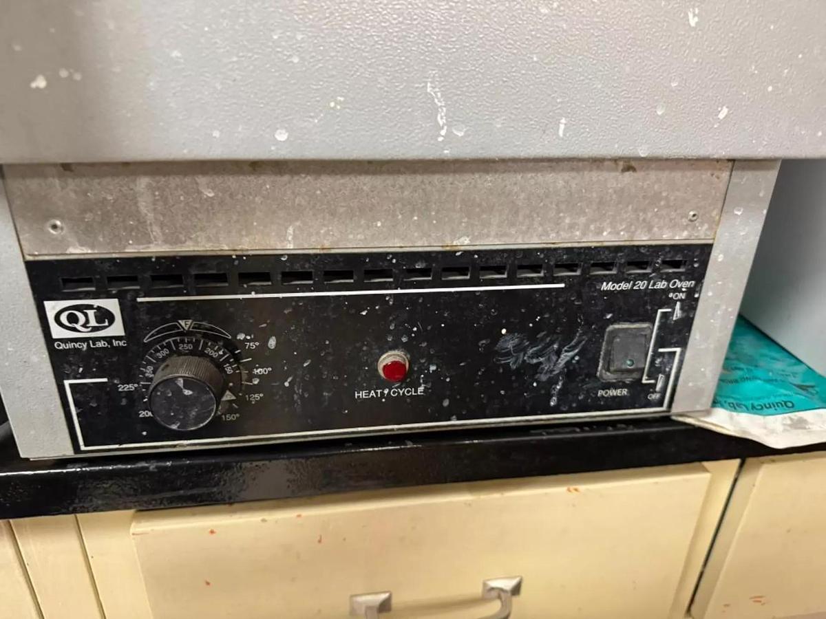 Used QUINCY LAB INC. MODEL 20 LAB OVEN