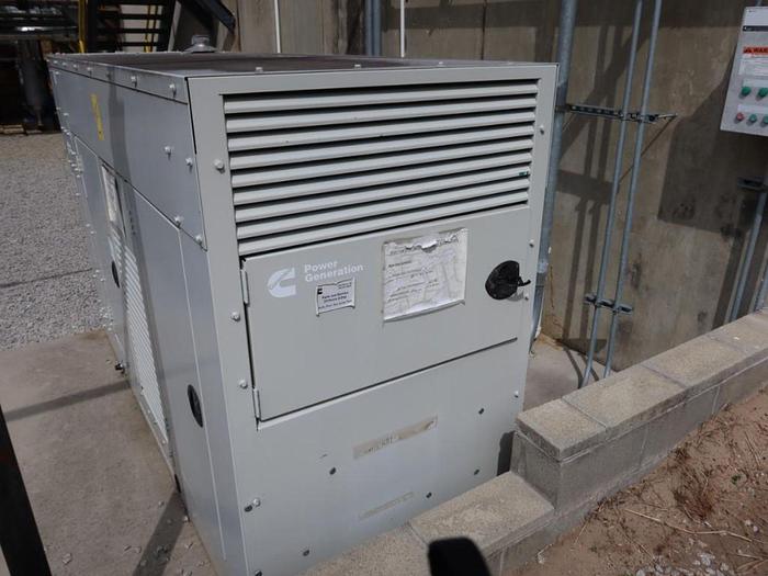 Used 125KW CUMMINS GGHJ-A046E761 NATURAL GAS BACK UP GENERATOR 135 HOURS