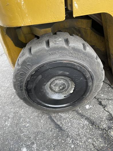 Used 8,000 POUND YALE MODEL GLC080LJNGAE088 FORKLIFT