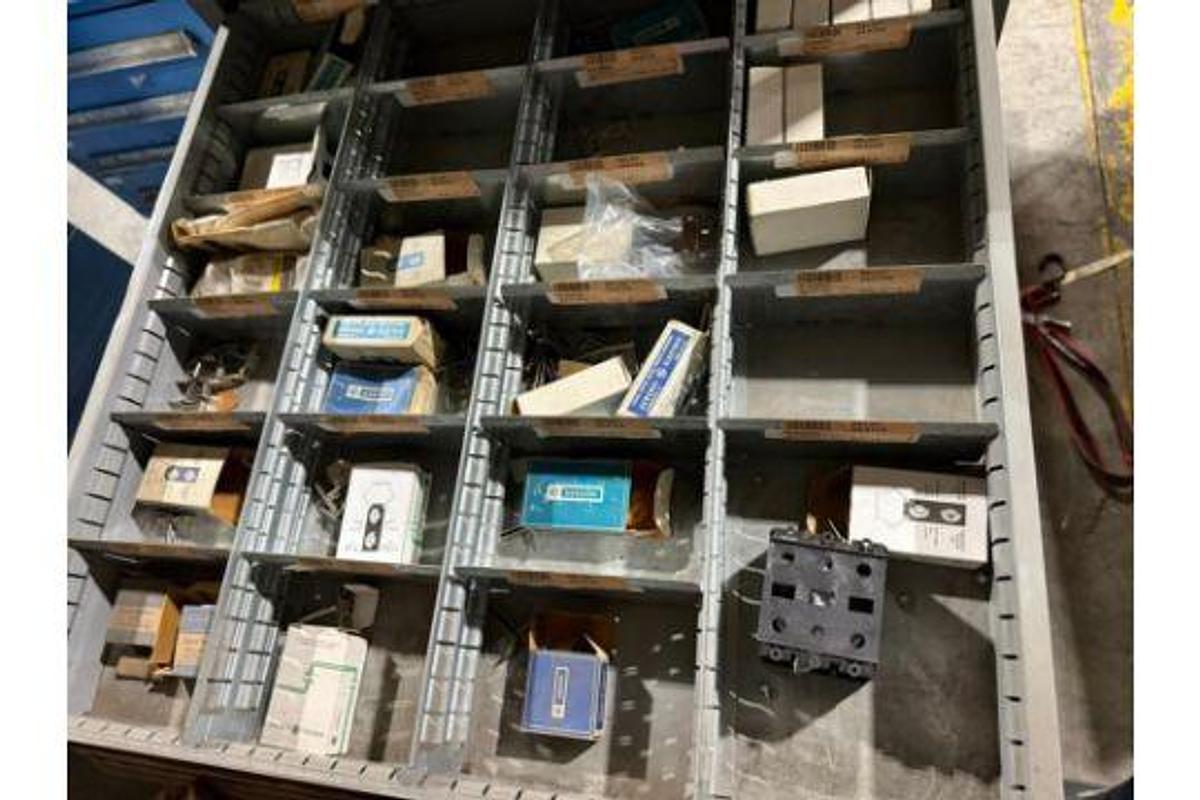 Used INDUSTRIAL 11 DRAWER TOO CABINET CONTENTS NOT INCLUDED