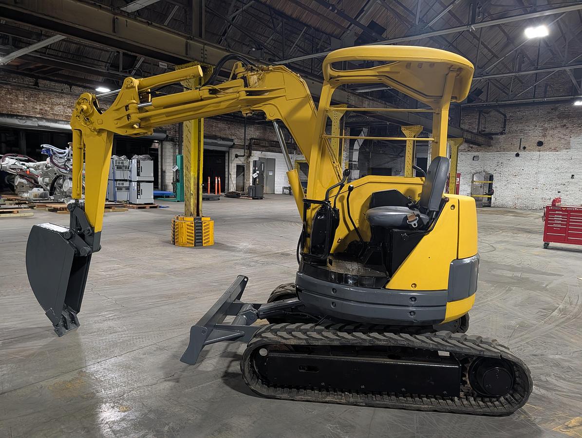Used 2.6 TON CAPACITY KOMATSU PC28UU MINI EXCAVATOR