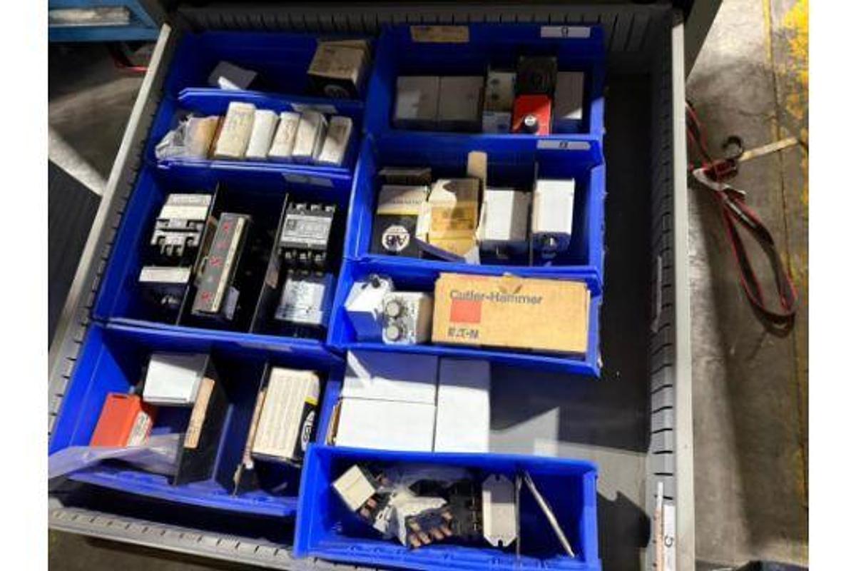 Used INDUSTRIAL 11 DRAWER TOO CABINET CONTENTS NOT INCLUDED