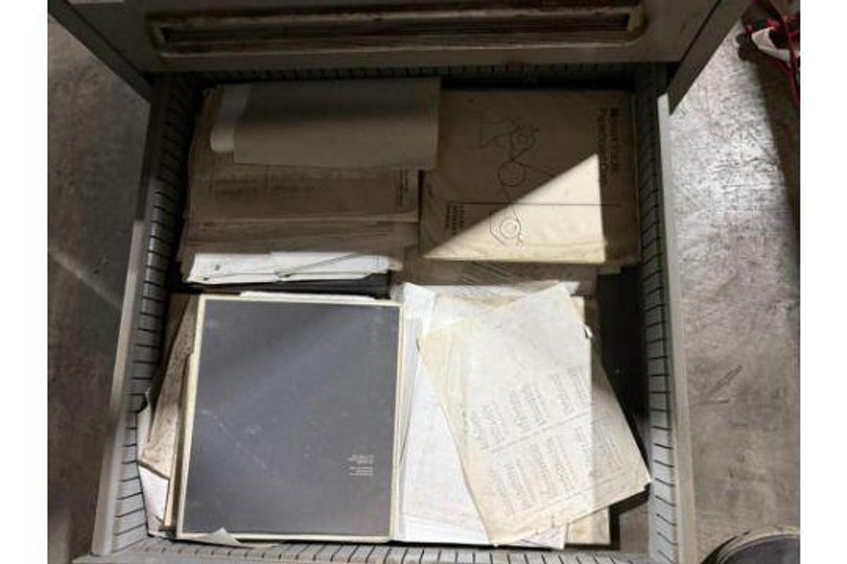 Used INDUSTRIAL 11 DRAWER TOO CABINET CONTENTS NOT INCLUDED