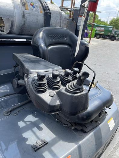 Used TOYOTA 8FGC55U-PRS 12000LB CAPACITY TRUCK W/CASCADE 60" DIA. ROLL CLAMP