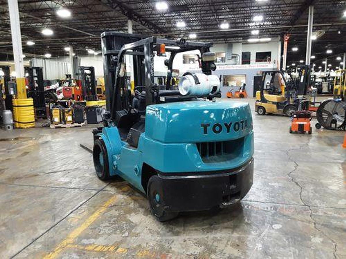 Used 14,000LB TOYOTA FORKLIFT MODEL 7FGCU70 2013 WITH VERY LOW HOURS