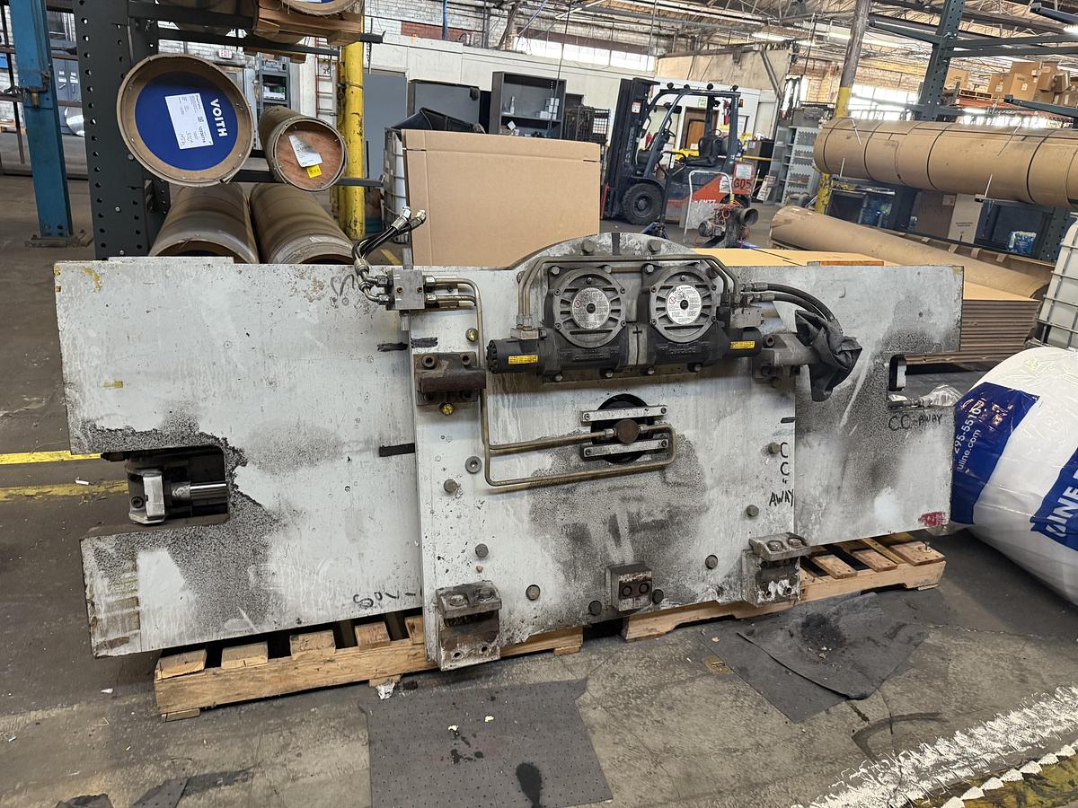 Used CASCADE BALE CLAMP ATTACHMENT (PREVIOUSLY ON 15,500 POUND FORKLIFT)