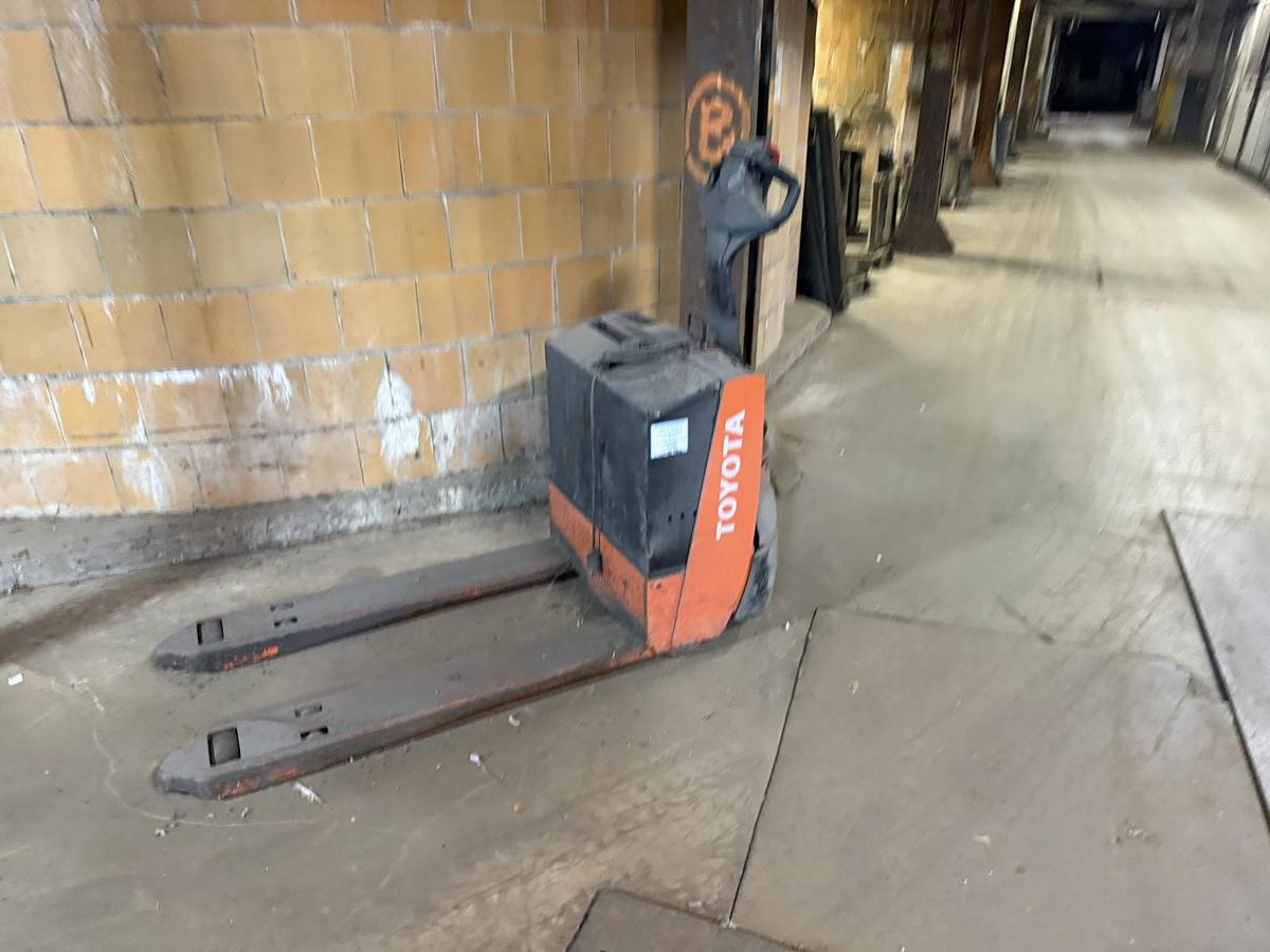 Used TOYOTA ELECTRIC PALLET JACK
