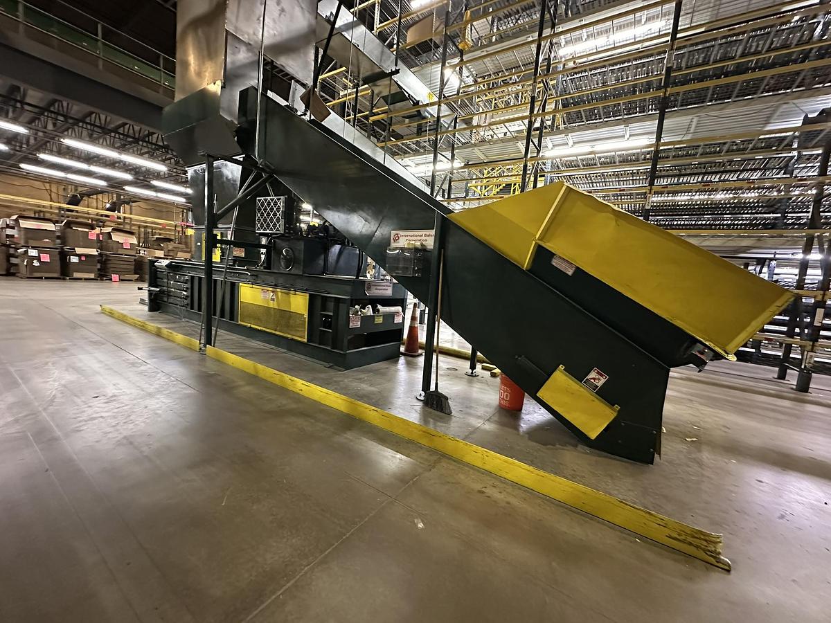 Used INTERNATIONAL BALER MODEL NA-1295 HORIZONTAL BALER 7" CYLINDER 30HP