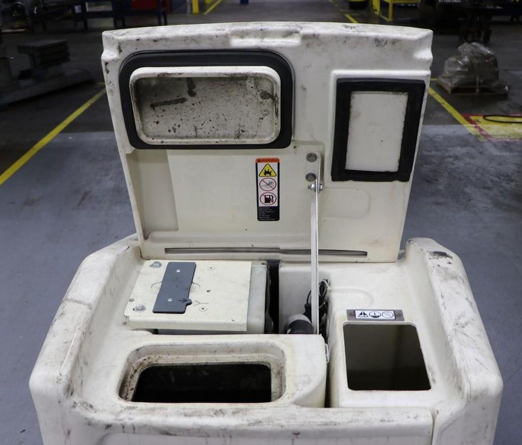 Used TENNANT MODEL 7200 INDUSTRIAL RIDER/SCRUBBER