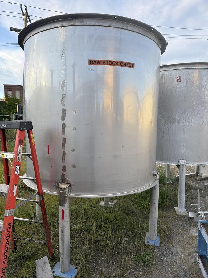 Used 304 STAINLESS STEEL TANK 5' DIAMETER X 6' TALL PLUS LEGS (9')