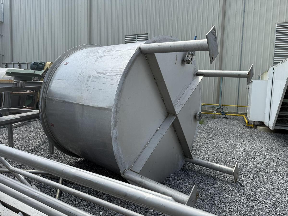 Used 3,000 GALLON 304 STAINLESS STEEL TANK 8' DIAMETER X 8' TALL PLUS LEGS