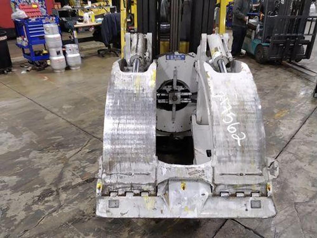 Used 60" CLASS III CASCADE ROLL CLAMP MODEL 25H-RCP-BX07-006