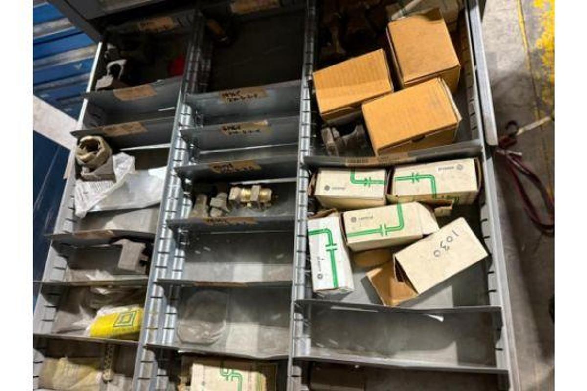 Used INDUSTRIAL 11 DRAWER TOO CABINET CONTENTS NOT INCLUDED