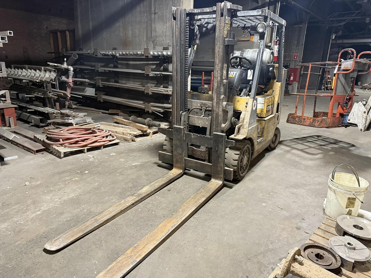 Used CATERPILLAR FORKLIFT