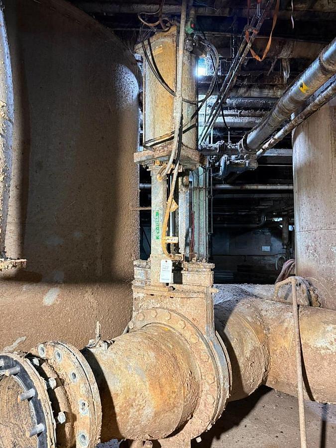 Used DEZURIK PNEUMATIC KNIFE GATE VALVE SIZE 24