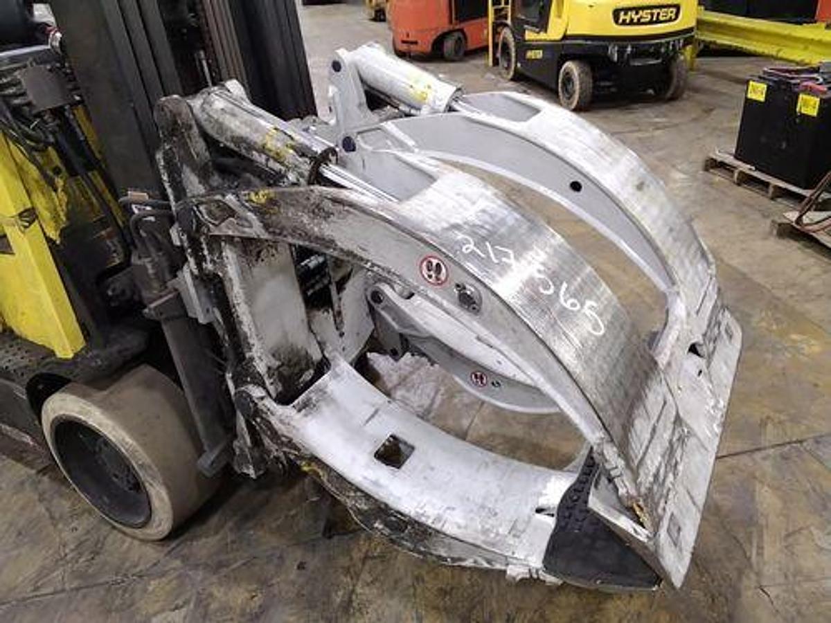 Used 60" CLASS III CASCADE ROLL CLAMP MODEL 25H-RCP-BX07-006