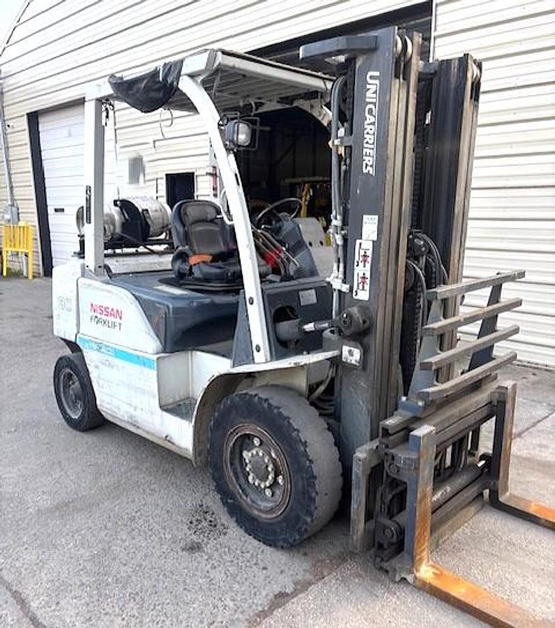 Used 8,000 LB CAPACITY NISSAN FORKLIFT WITH FORK POSITIONER