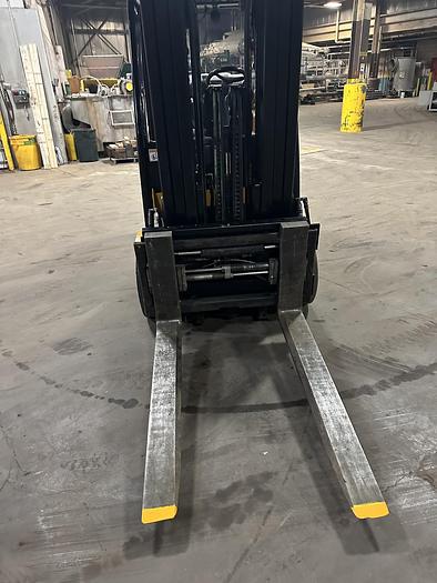 Used 8,000 POUND CAPACITY YALE GLC080VXNGSE88 FORKLIFT SIDESHIFTER AND FORK POSITIONER - ON HOLD (NEEDS WORK)