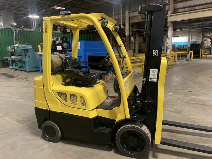 Used 6,000 POUND HYSTER S60FT FORKLIFT 2-STAGE MAST