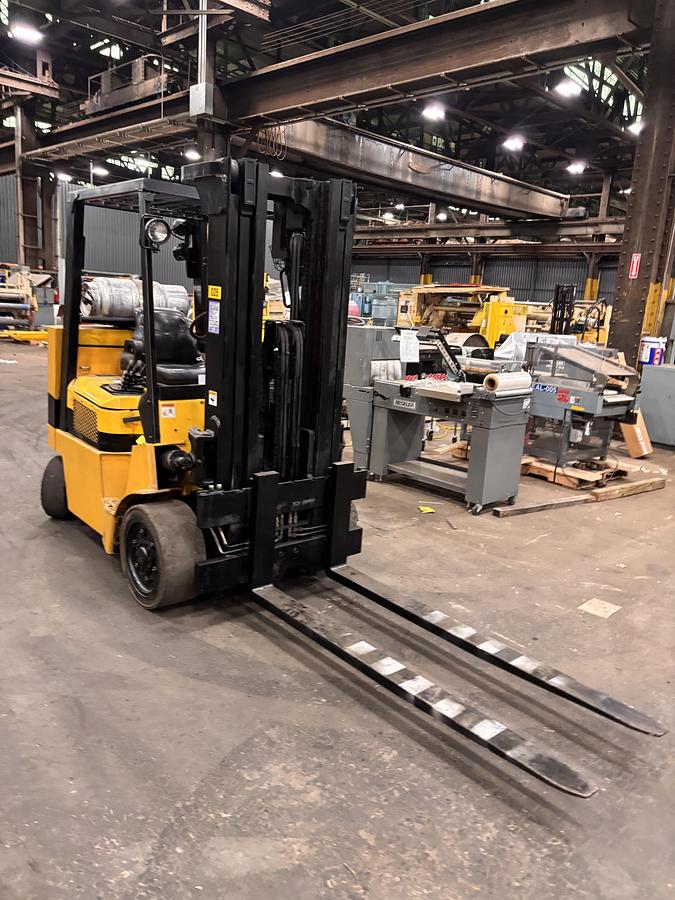 Used 8,000 POUND CAPACITY YALE GLC080LJNGAE088 WITH 4-WAY HYDRAULIC VALVES