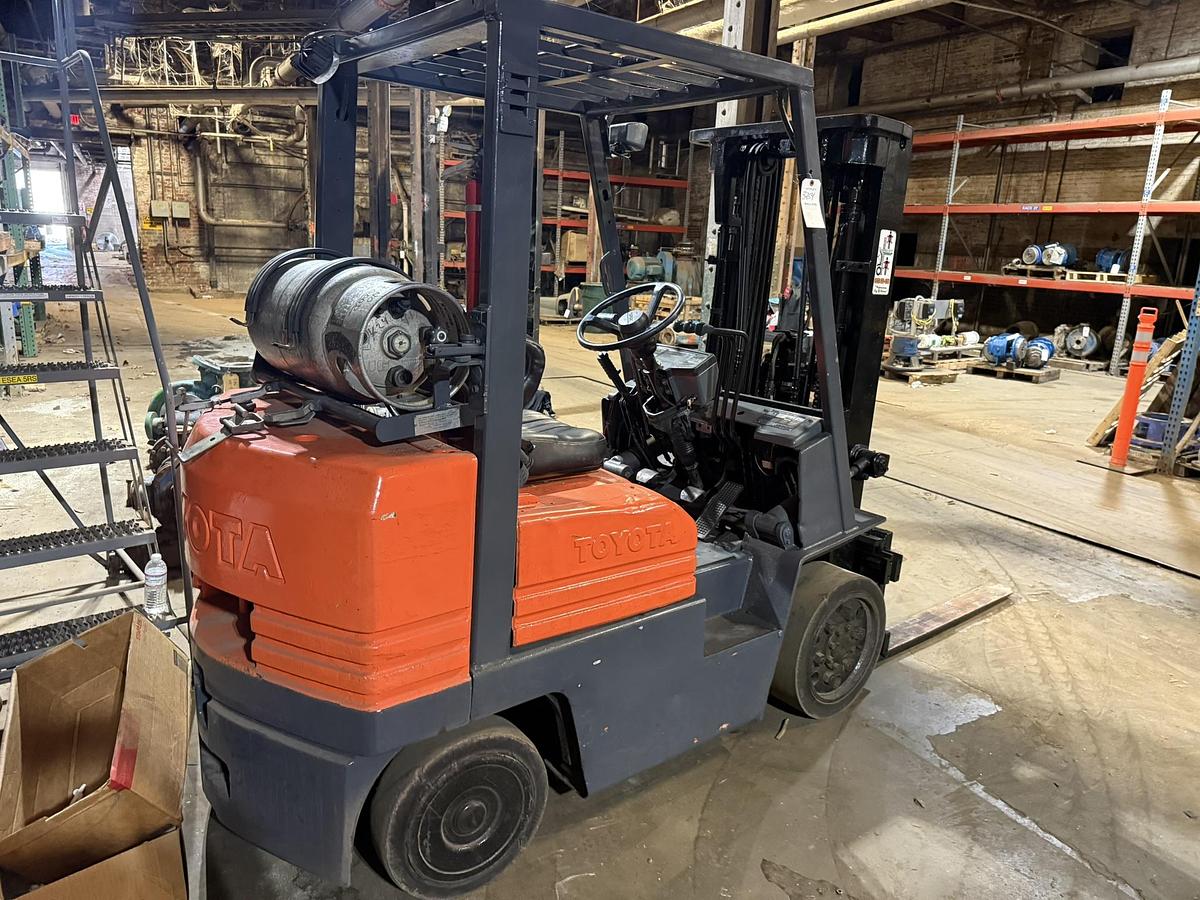 Used 5,000 POUND TOYOTA 5FGC25 FORKLIFT TRIPLE STAGE MAST