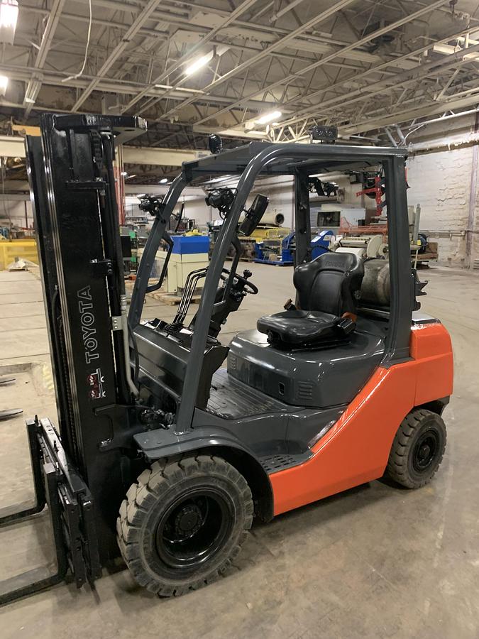 Used 5,000 lb. TOYOTA MDL 8FGU25  WITH SIDE SHIFT 2,100 HOURS 