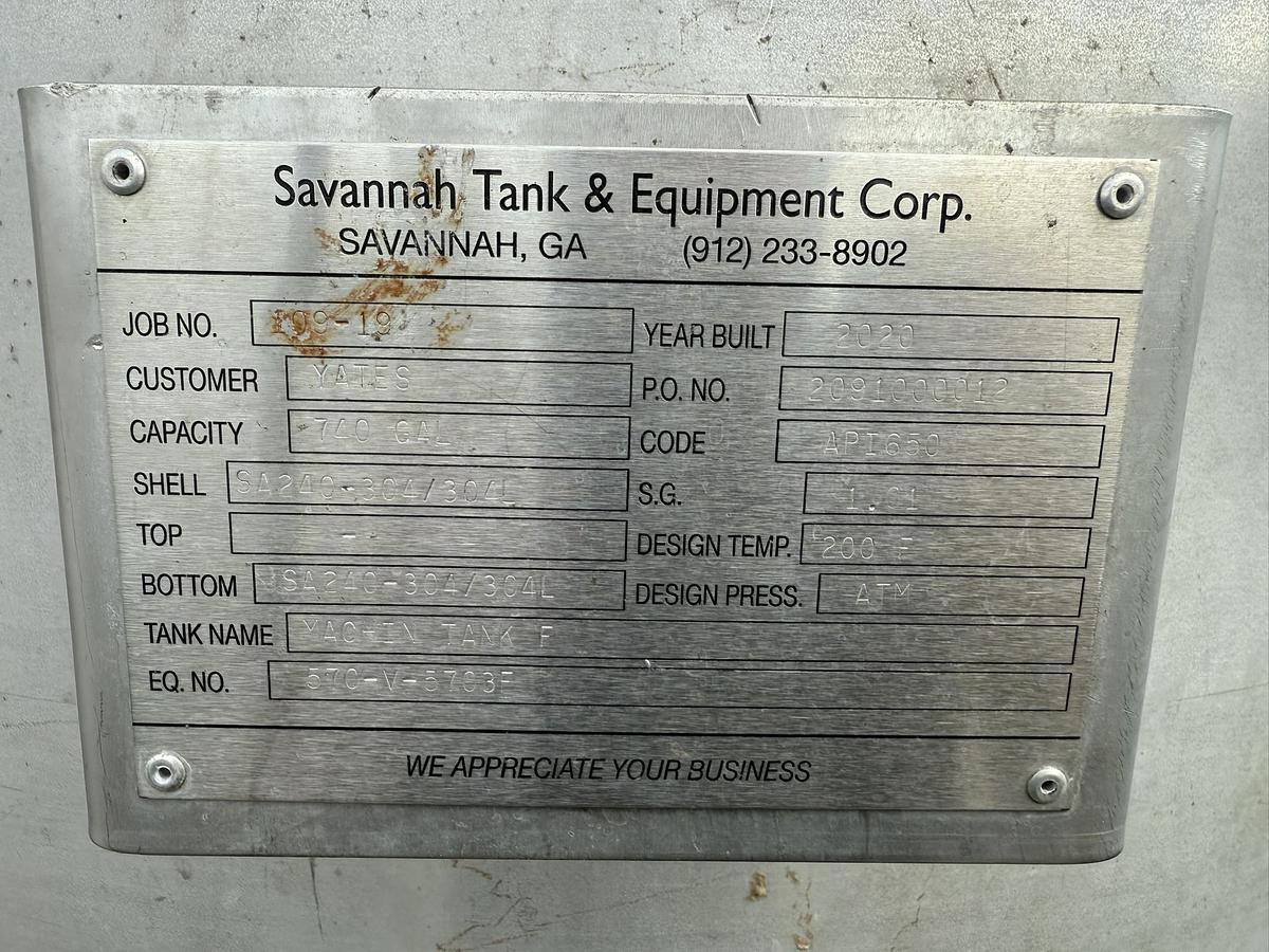 Used 740 GALLON 304 STAINLESS STEEL TANK 4' DIAMETER X 8' TALL