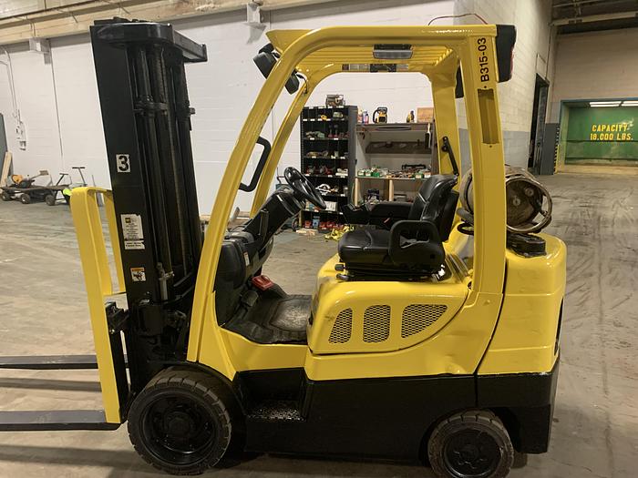 Used 6,000 POUND HYSTER S60FT FORKLIFT 2-STAGE MAST