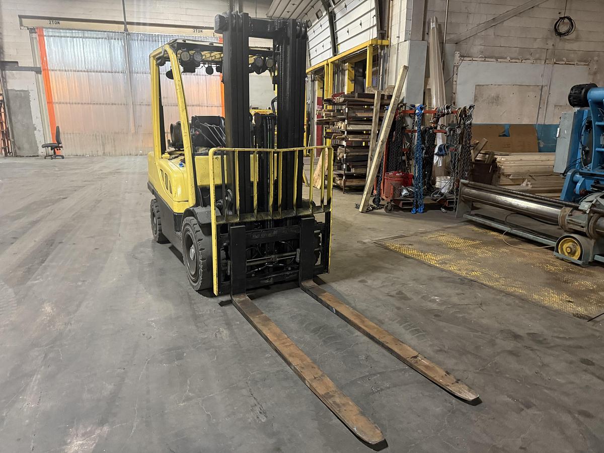 7,000 POUND HYSTER MODEL S70FT FORKLIFT