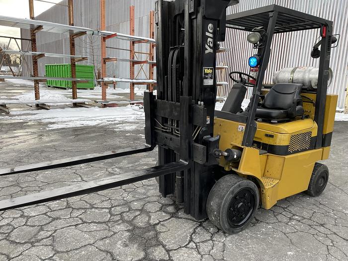 Used 8,000 POUND YALE MODEL GLC080LJNGAE088 FORKLIFT