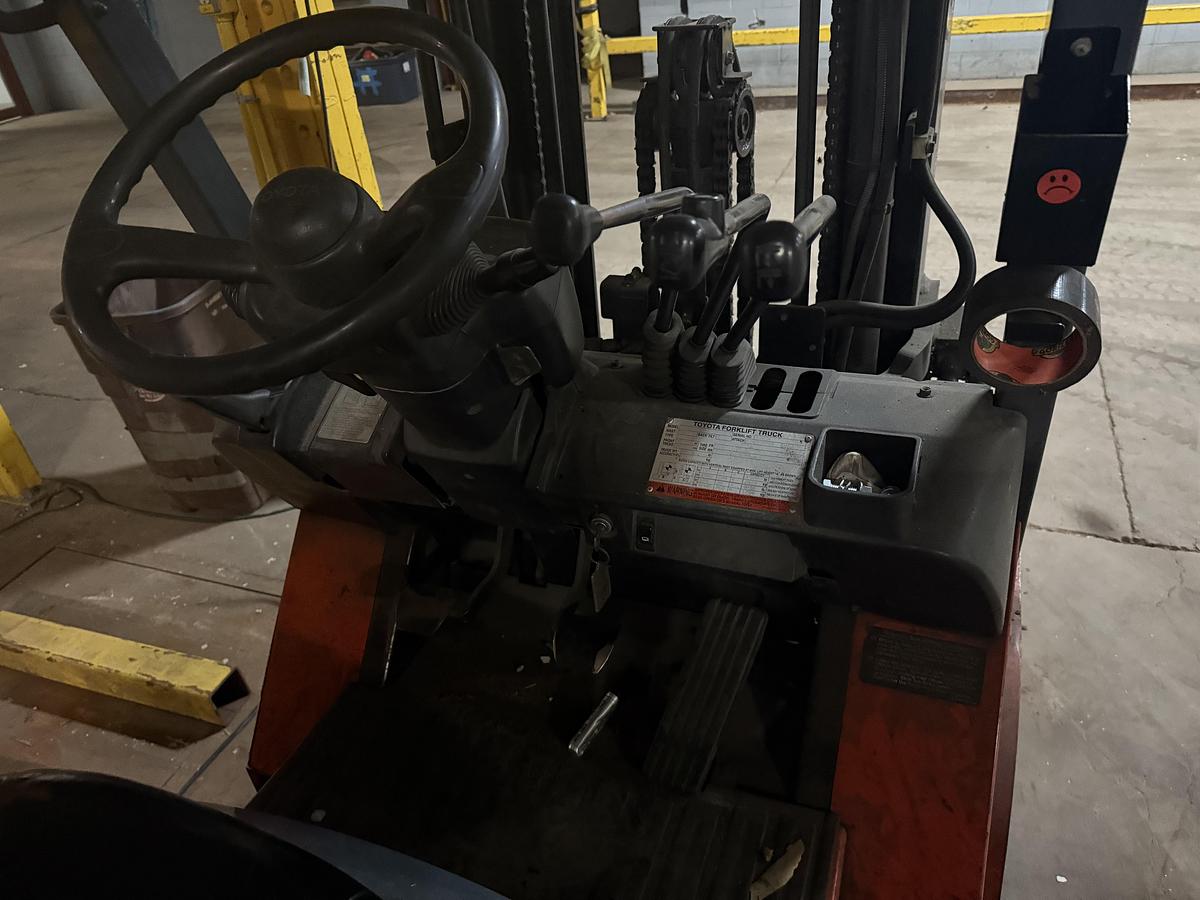 Used TOYOTA FORKLIFT