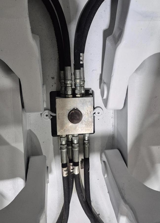 Used 72" CASCADE MODEL 100F-RCP-339 PAPER ROLL CLAMP CLASS IV