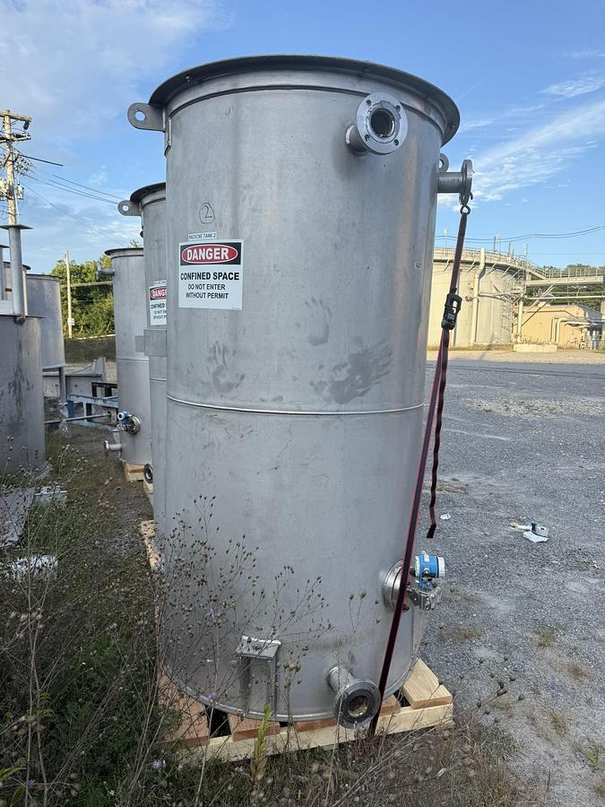 Used 304 STAINLESS STEEL TANK 5' DIAMETER X 6' TALL PLUS LEGS (9')