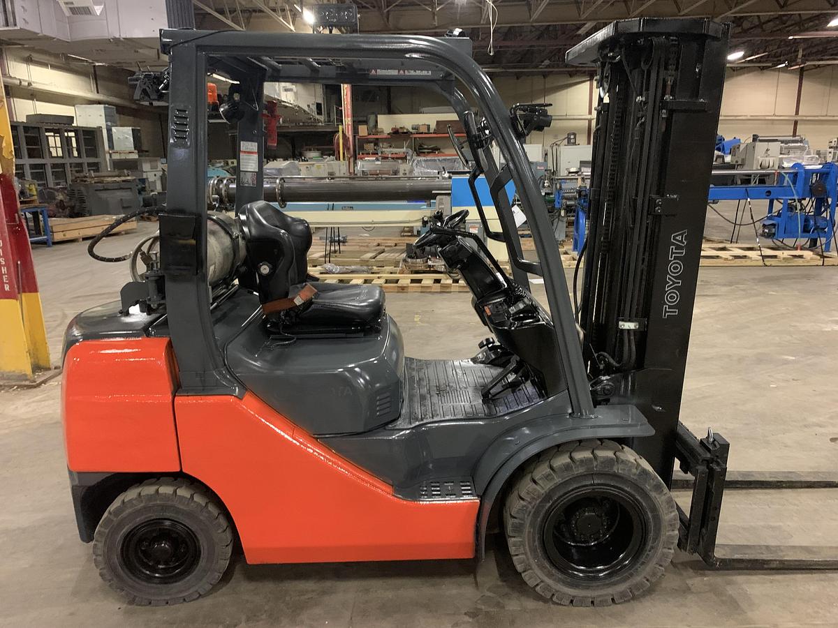 Used 5,000 lb. TOYOTA MDL 8FGU25  WITH SIDE SHIFT 2,100 HOURS 