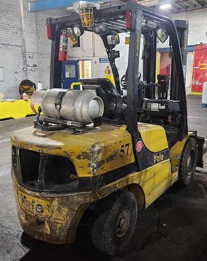 Used 7,000 POUND CAPACITY YALE GLP070VXNGSE091 FORKLIFT WITH FORK POSITIONER - PENDING JF