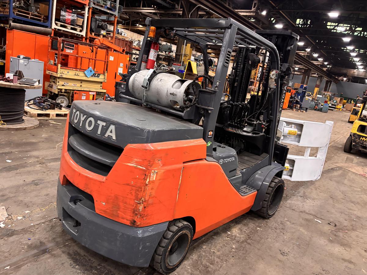 Used 12,000 POUND TOYOTA MODEL 8FGC55U FORKLIFT WITH 72" CASCADE CLAMP