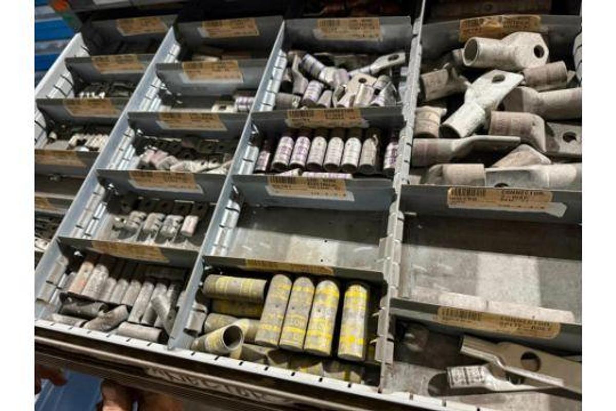 Used INDUSTRIAL 11 DRAWER TOO CABINET CONTENTS NOT INCLUDED