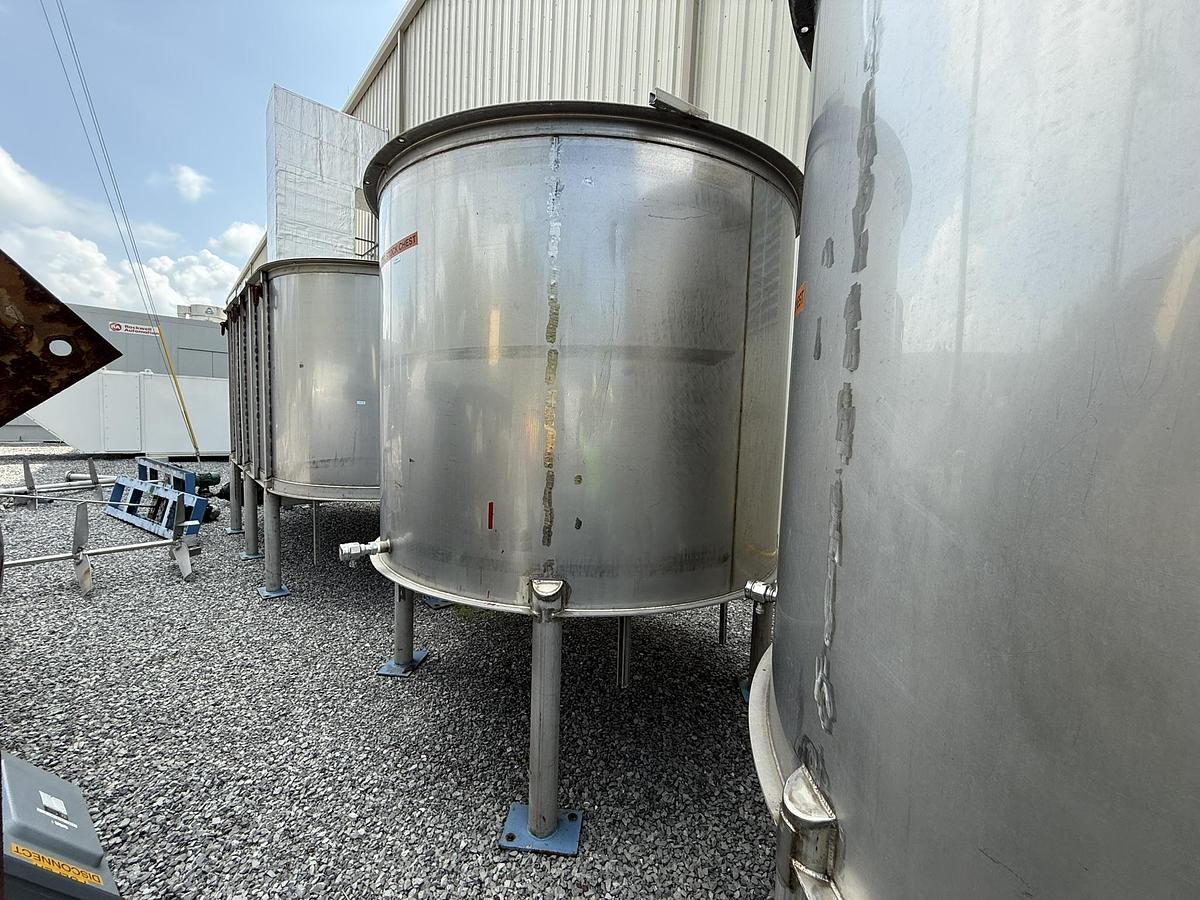 Used 3,000 GALLON 304 STAINLESS STEEL TANK