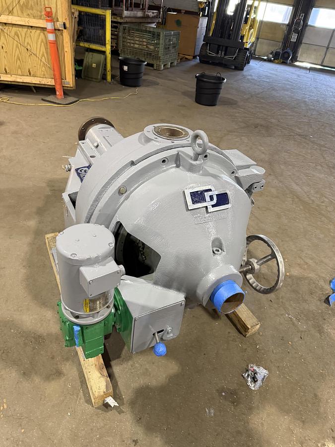 Used BELOIT DD4000 SERIES 24" DISC REFINER WITH NEW PLATES PLATES