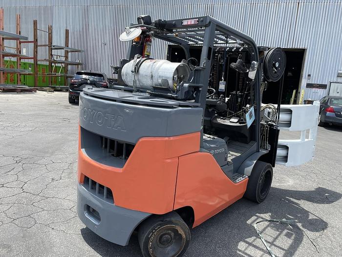 Used TOYOTA 8FGC55U-PRS 12000LB CAPACITY TRUCK W/CASCADE 60" DIA. ROLL CLAMP