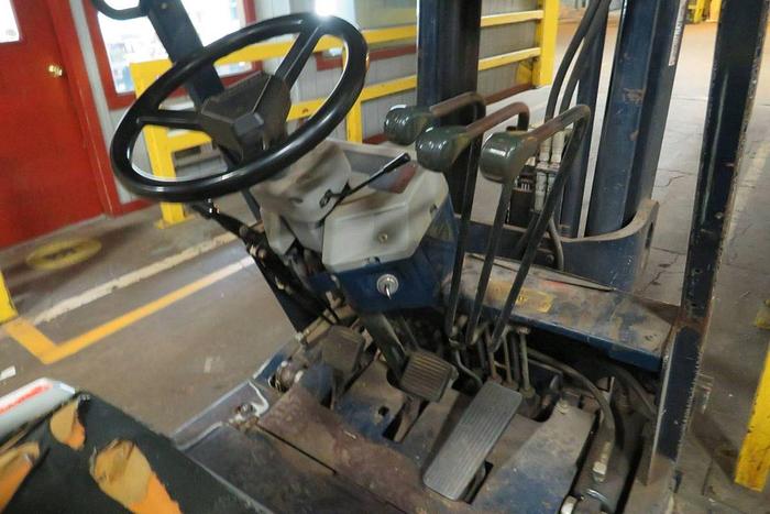 Used 3,000 POUND KOMATSU FG18ST15 PROPANE FORKLIFT WITH SIDE SHIFT - ON HOLD IU