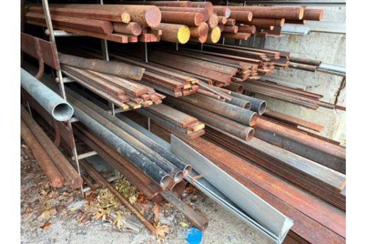 Used LARGE AMOUNT OF CAST, STAINLESS STEEL, ALUMINUM, GALVINIZED AND PVC PIPES