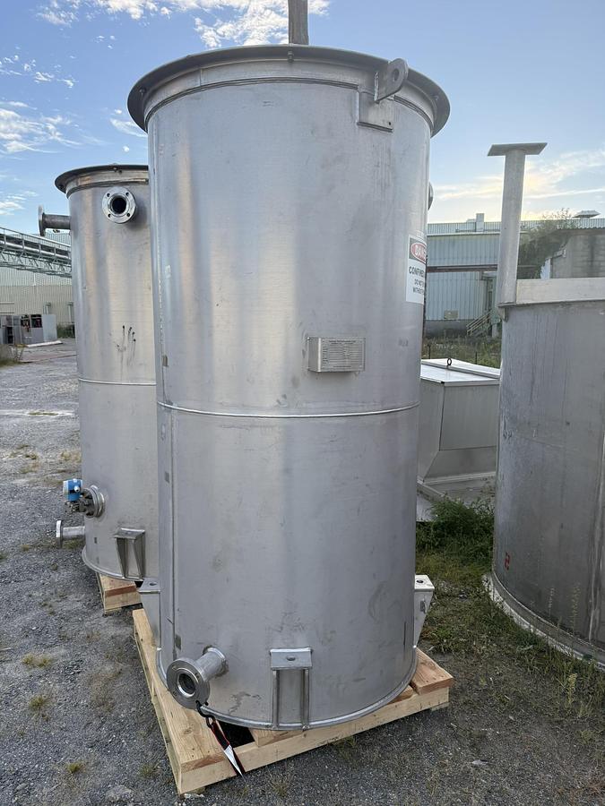 Used 740 GALLON 304 STAINLESS STEEL TANK 4' DIAMETER X 8' TALL