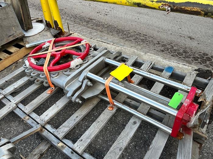 Used 18" TRUELINE MANUAL STAINLESS STEEL KNIFE GATE VALVE (NEW SPARE)