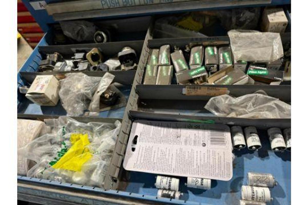 Used LYON 11 DRAWR TOOL CABINET CONTENTS NOT INCLUDED