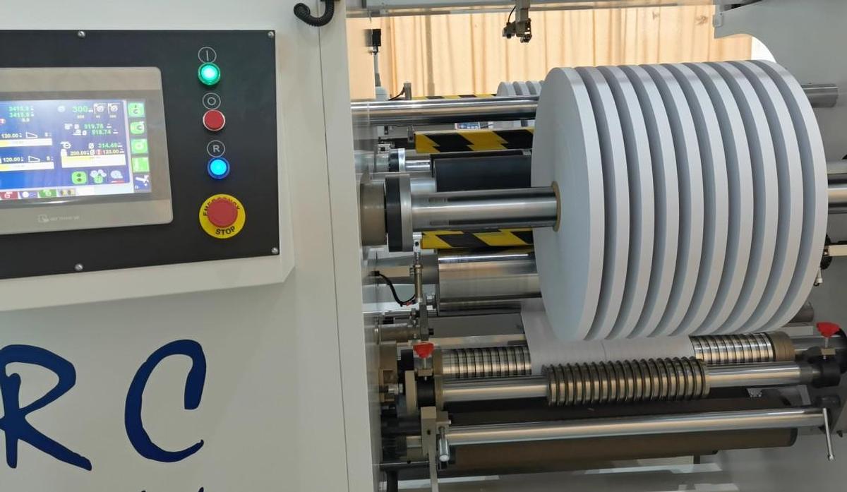 Used 31" WIDE SRC SYSTEMS LTD. 1060CS CANTILEVERED CENTER SURFACE DUPLEX SLITTER - 2025